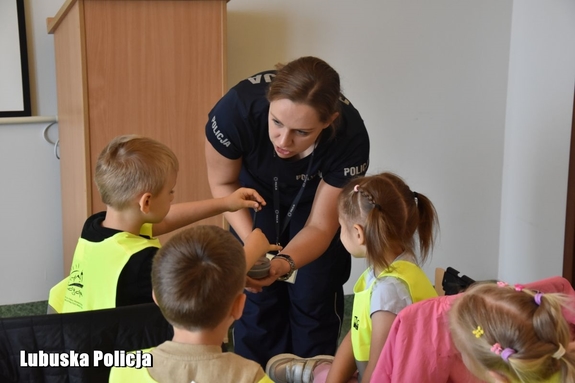 Bezpieczeństwo od najmłodszych lat – przedszkolaki odwiedziły policjantów